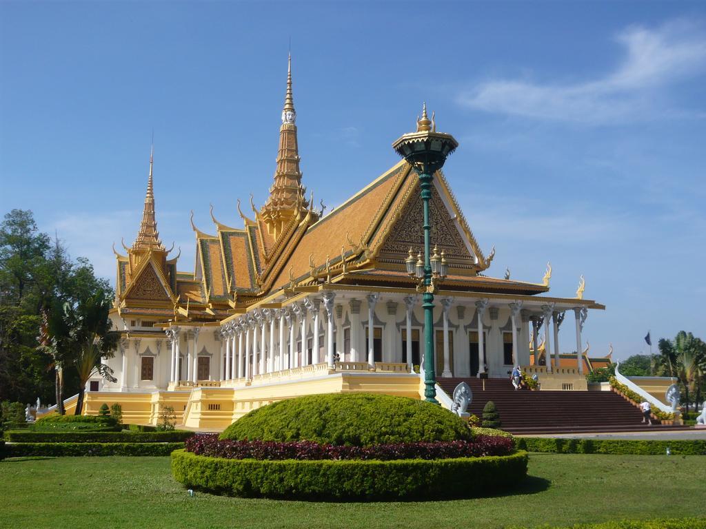 Flamingos Hotel Phnom Penh Exteriör bild